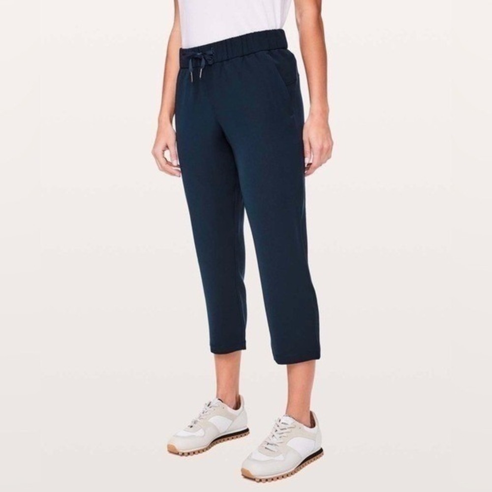 Lululemon On The Fly Crop *Woven 23" True Navy 6 Casual Travel‎ Comfort